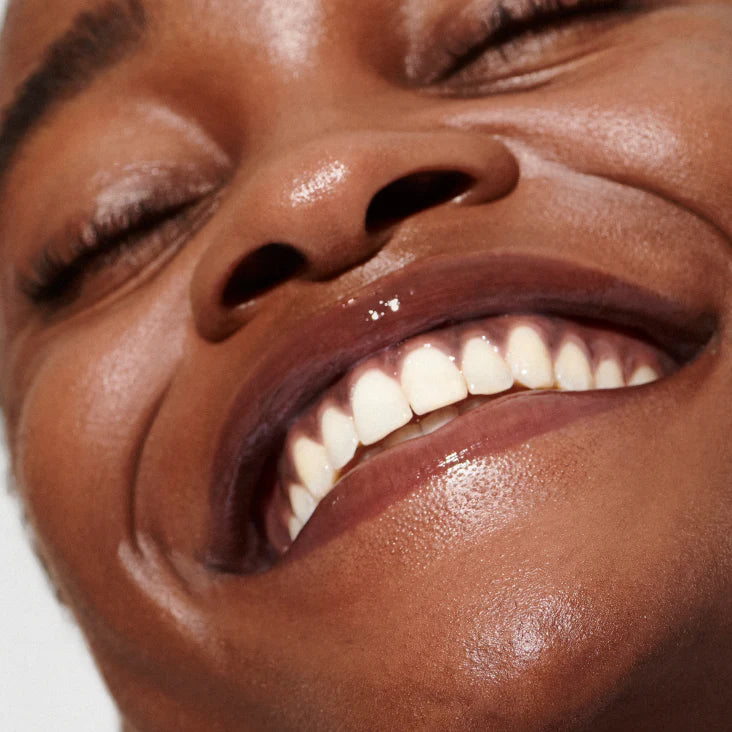 Imagen de clienta usando Rhode Lip Tint