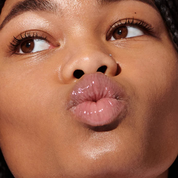 Imagen de clienta usando Rhode Lip Tint