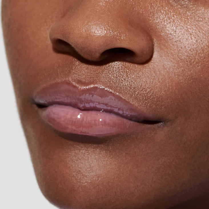 Imagen de clienta usando Rhode Lip Tint