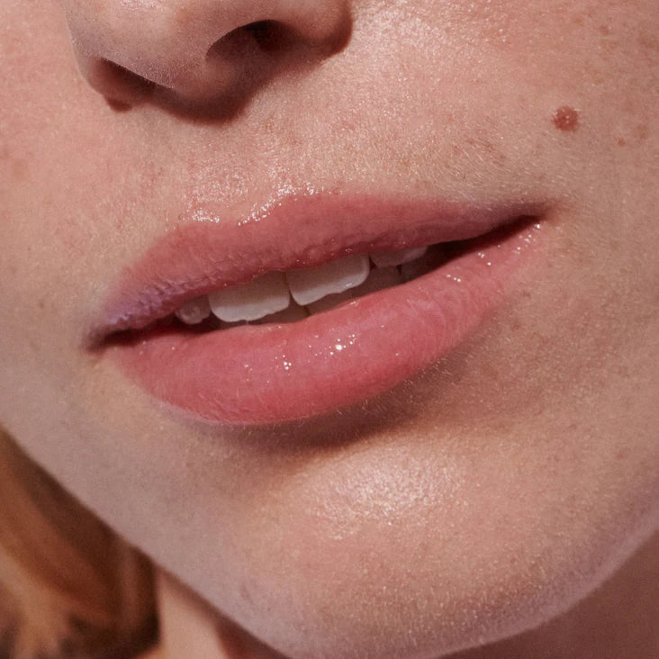 Imagen de clienta usando Rhode Lip Tint