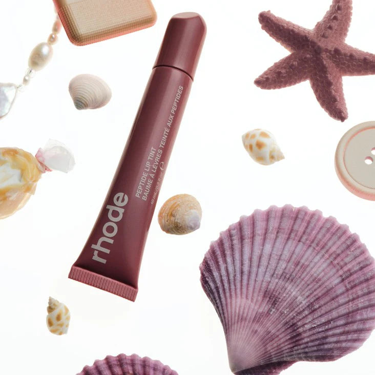 Imagen de clienta usando Rhode Lip Tint