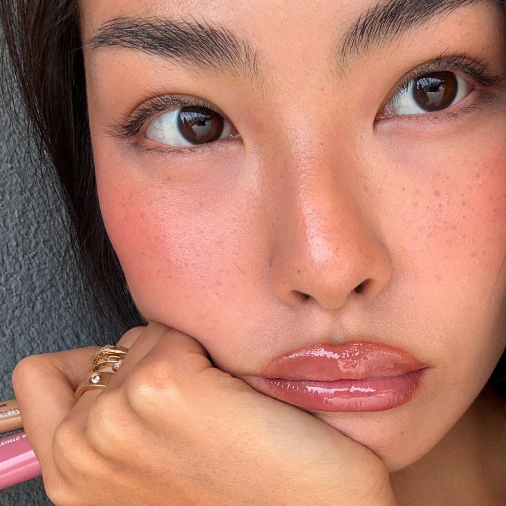 Imagen de clienta usando Rhode Lip Tint