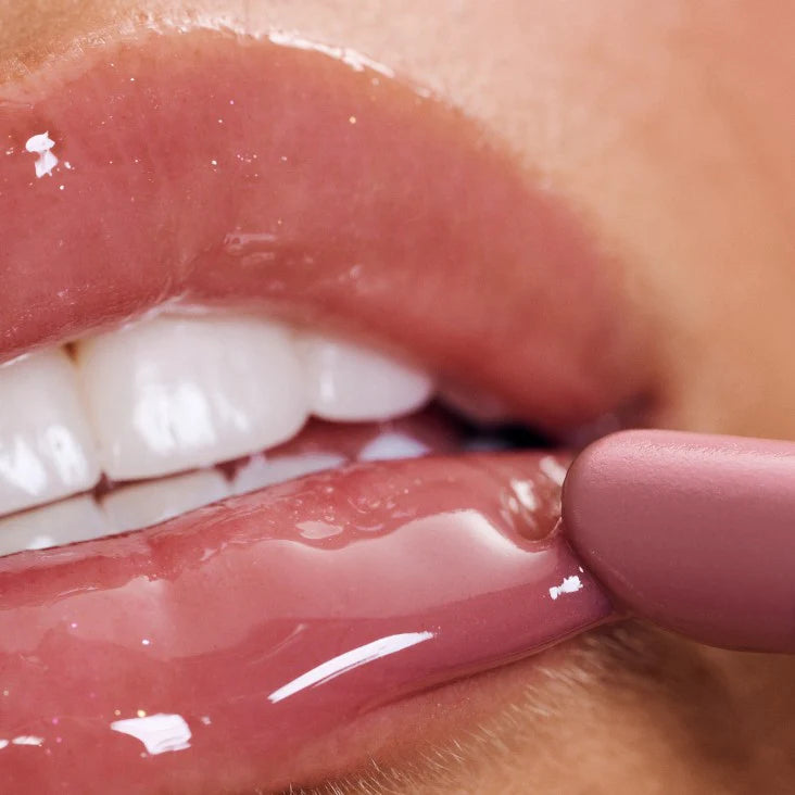 Imagen de clienta usando Rhode Lip Tint